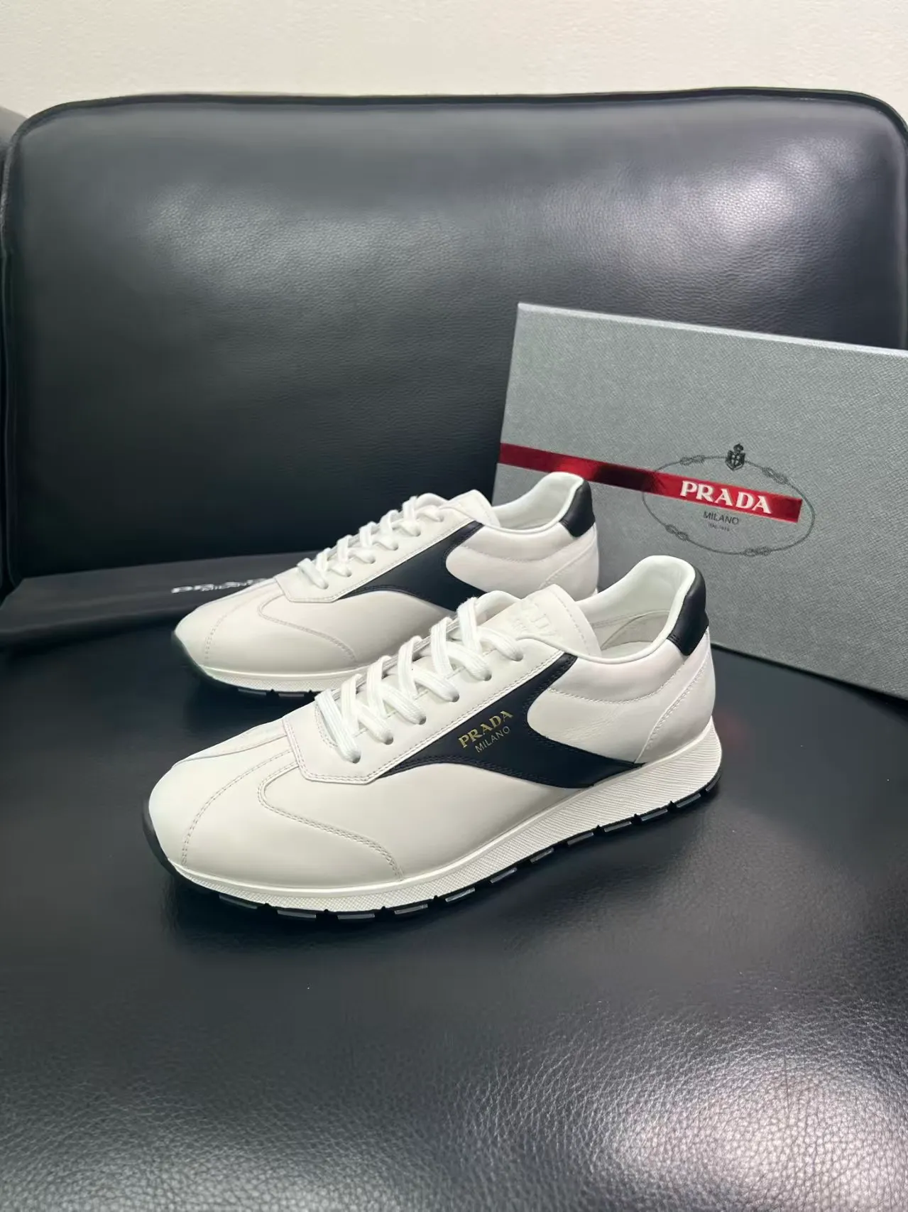 P440 38-45 Prada Prada’s new men’s leather sneakers, the highest version on the market, any comparison is welcome🆚! The original leather has excellent texture and is super high-end! Fetal sheep net lining imported from Italy, removable pad! Luxurious materials and fine workmanship, highly recommended! No. 058